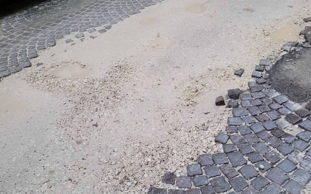 “Via Garibaldi impraticabile”: la denuncia dei residenti tra buche e allagamenti