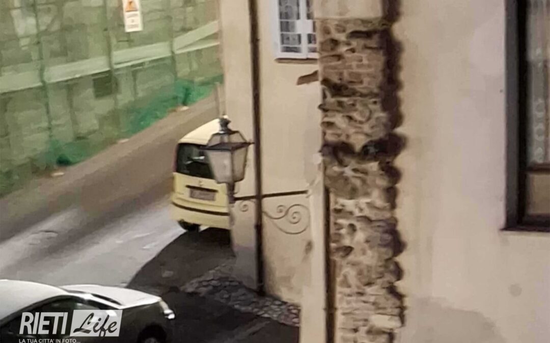 “Il lampione è spento da mesi ed è pericoloso. Serve un intervento” – LA SEGNALAZIONE