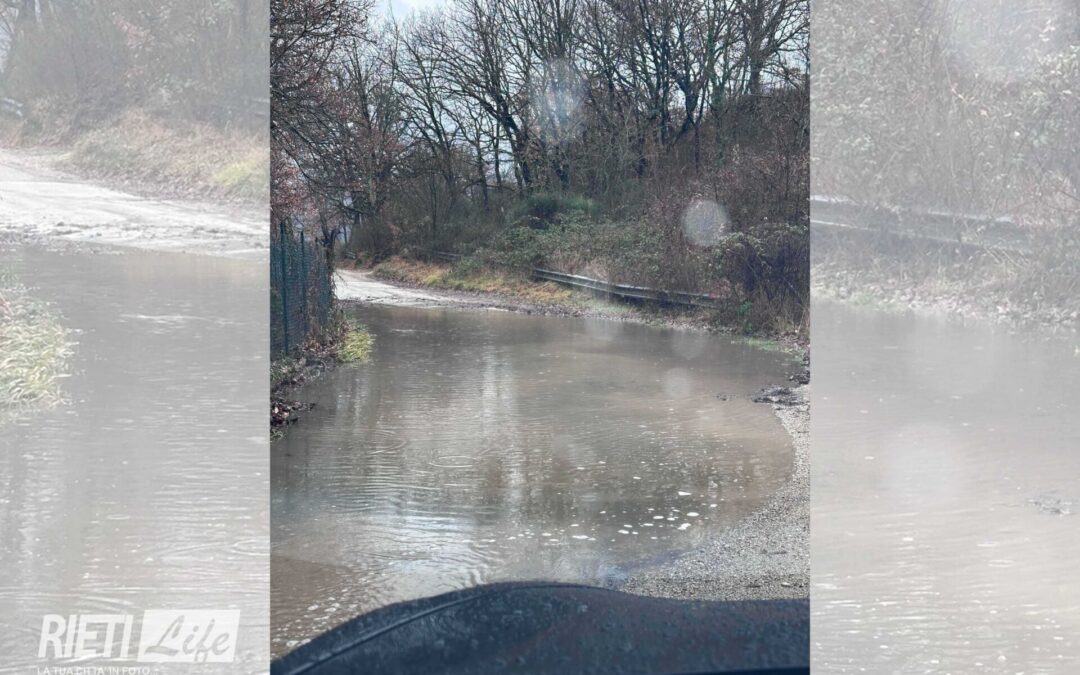 “L’acqua ha invaso la strada in via Tavola D’Argento. Qualcuno intervenga” – LA SEGNALAZIONE