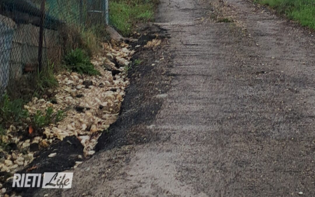 “Via Case di San Benedetto Reatino nel degrado: voragine sull’asfalto e rischio per la sicurezza pubblica” – IO REPORTER