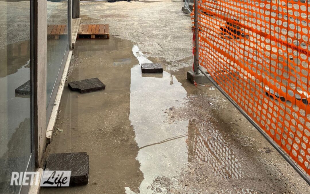 “Via Cintia allagata: commercianti a disagio, locali invasi dall’acqua e pedoni a rischio” – IO REPORTER