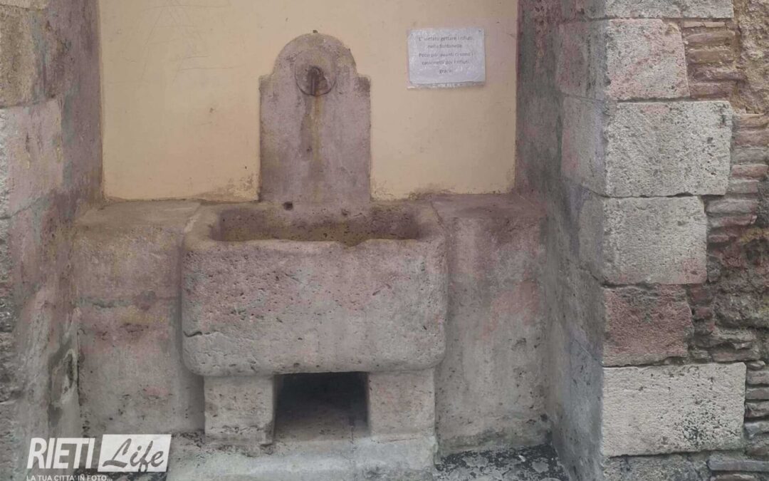 “La fontanella in via della Pellicceria è ancora chiusa e raduno di rifiuti” – LA SEGNALAZIONE