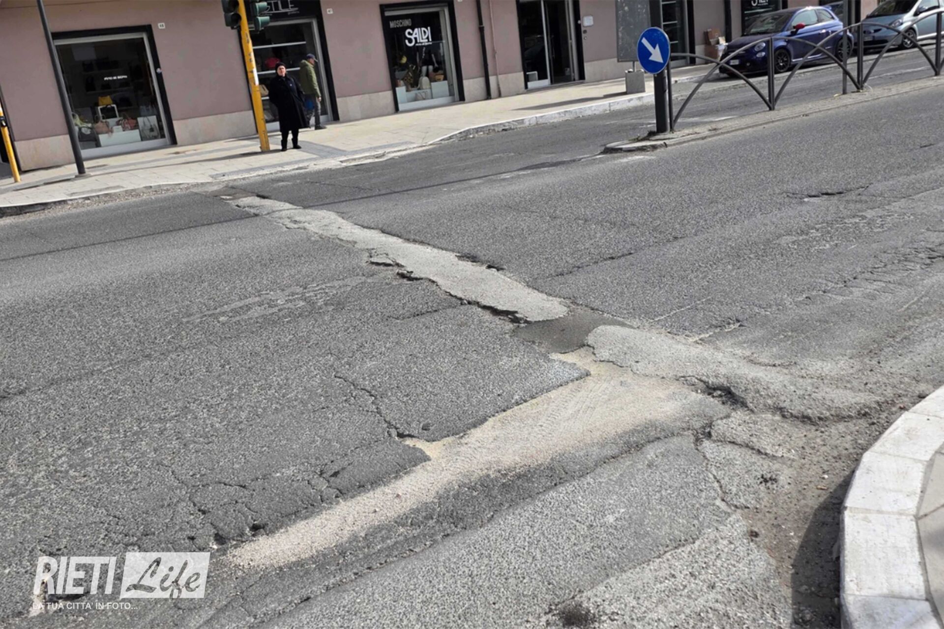 “Scalino sull’asfalto al semaforo di viale Matteucci” – LA SEGNALAZIONE